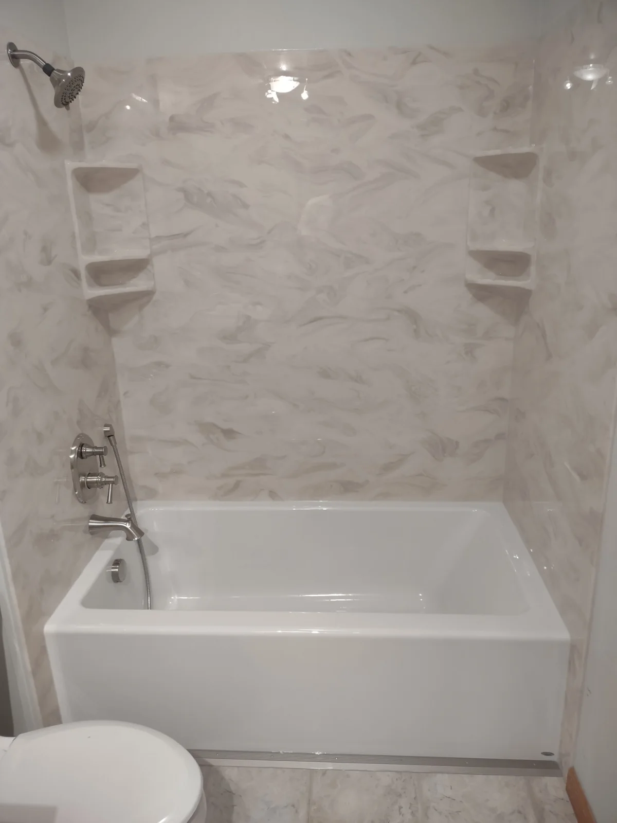 Marble-pattern tub surround with corner shelves