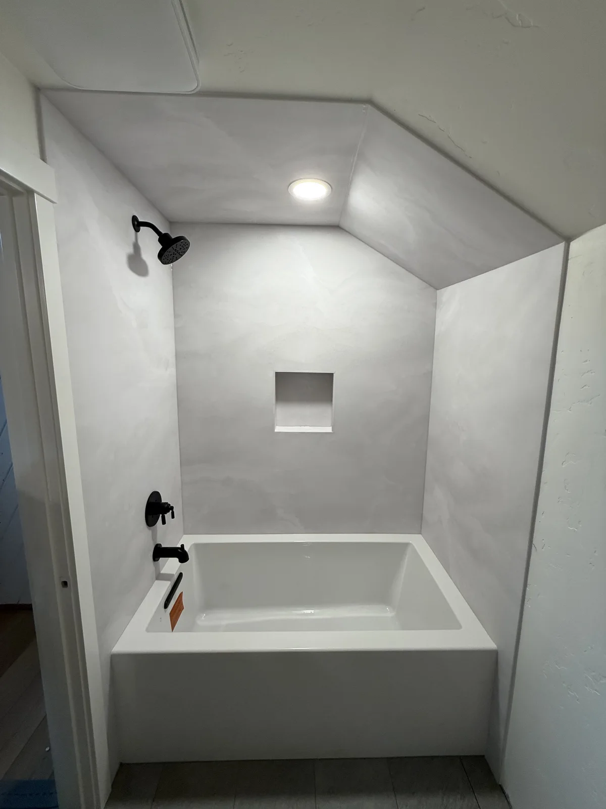 Tub surround with inset storage niche