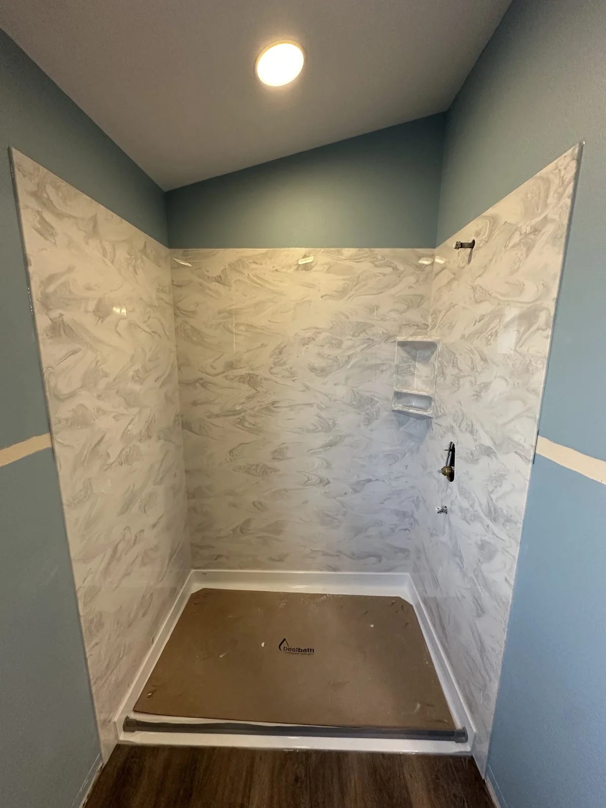 Stone-pattern shower with corner shelving