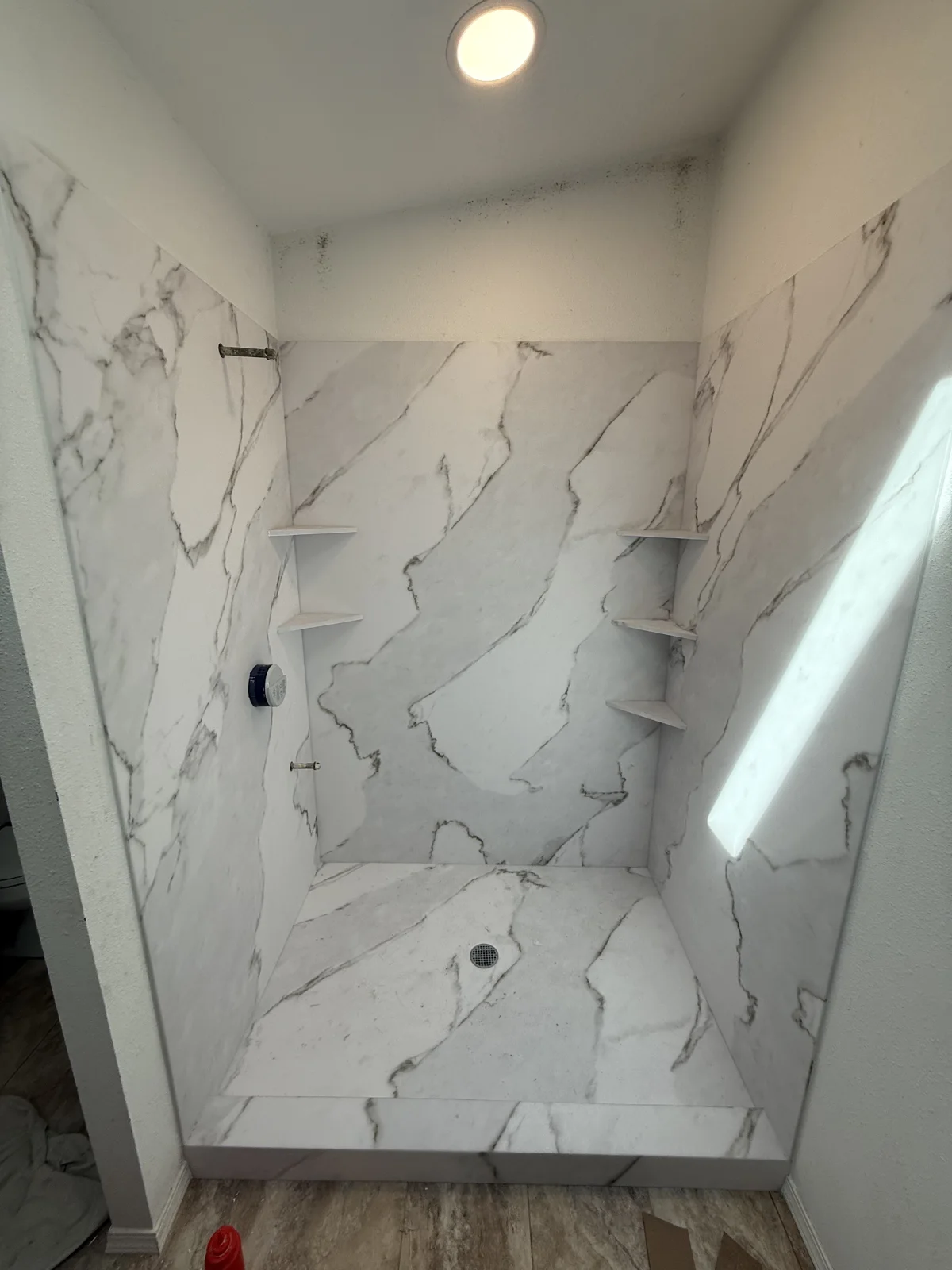 Veined shower walls with inset niche